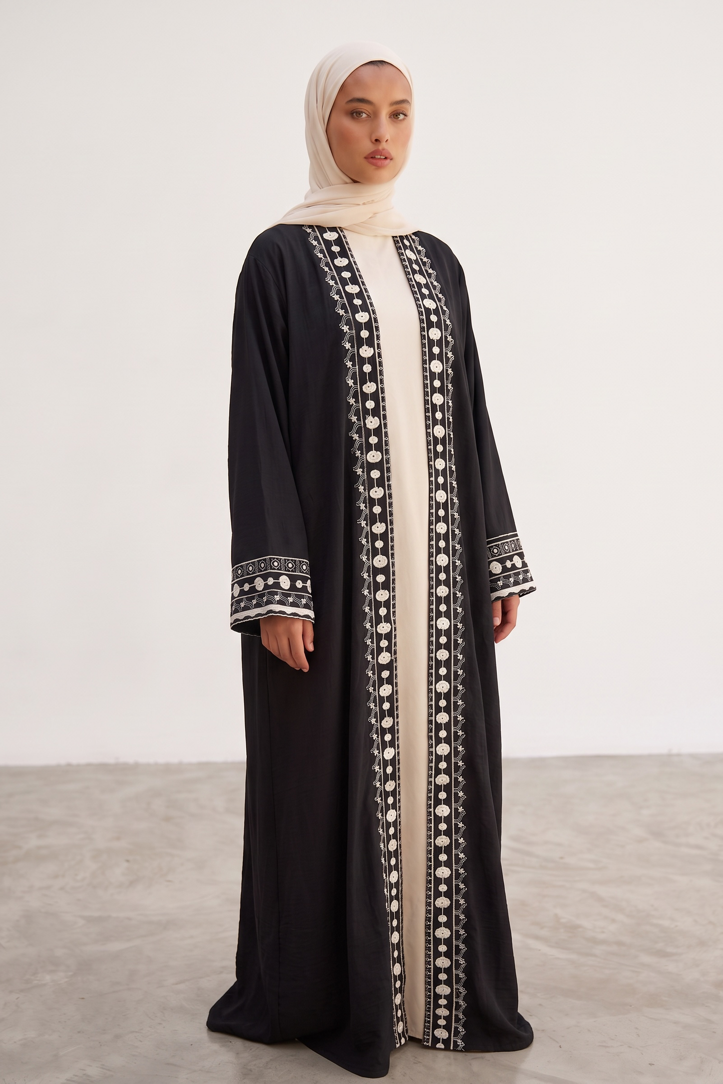 Le kimono brodé noir