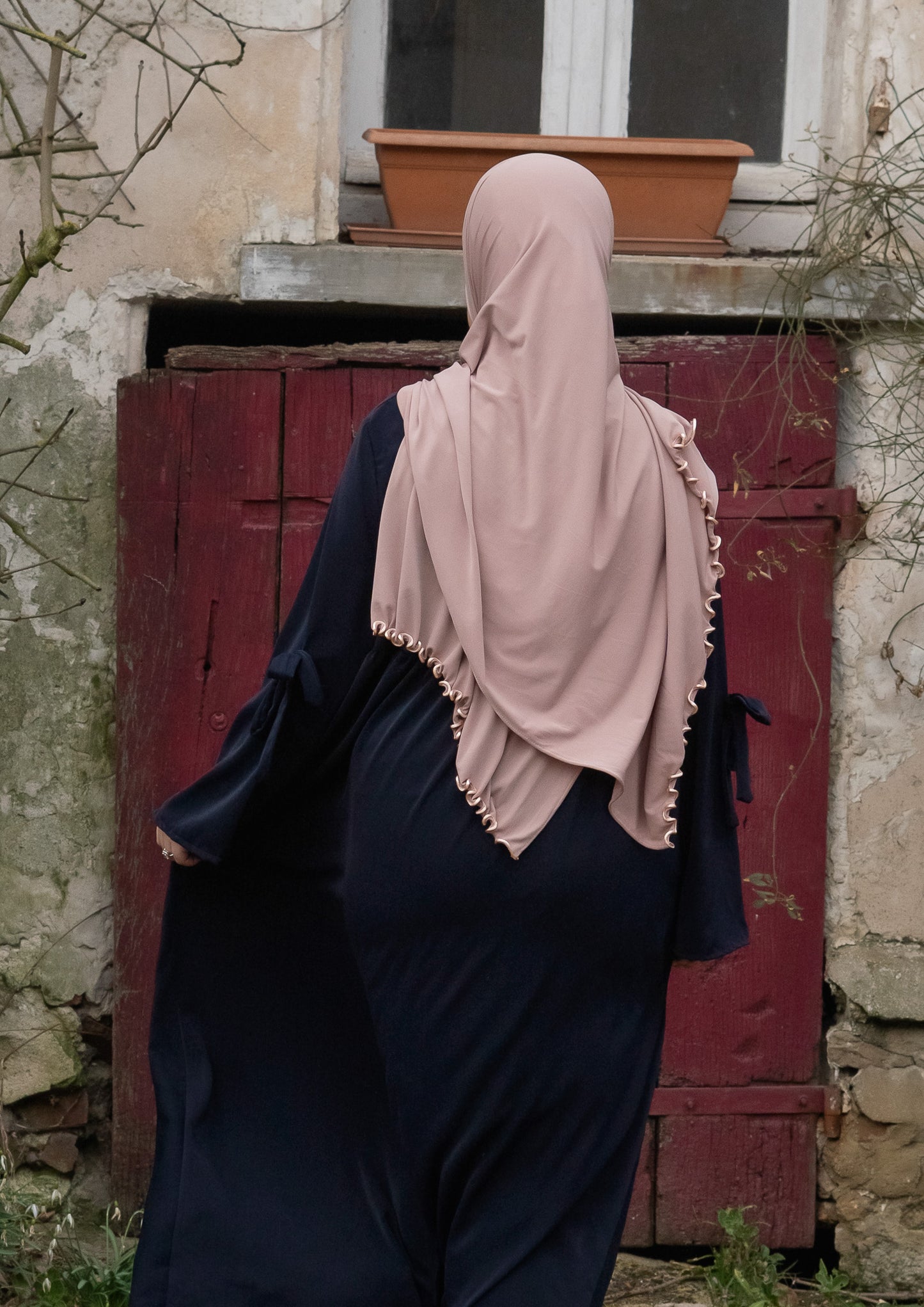 La robe fluide bleu nuit