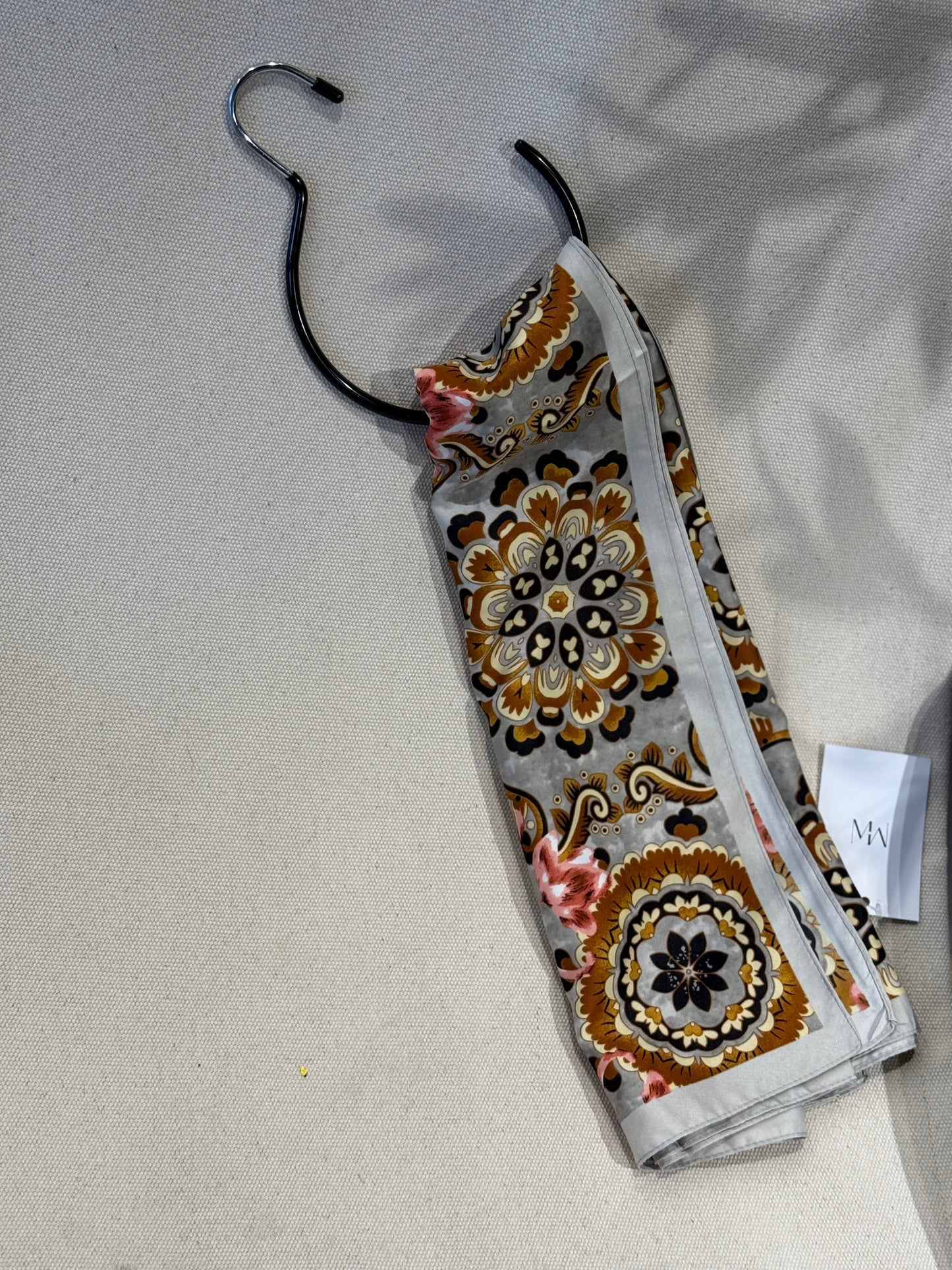 Carré de soie à motif