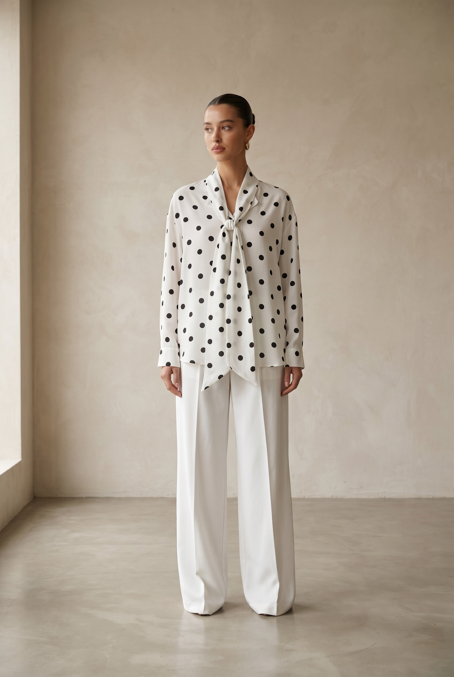 La blouse cravatte à pois blanche