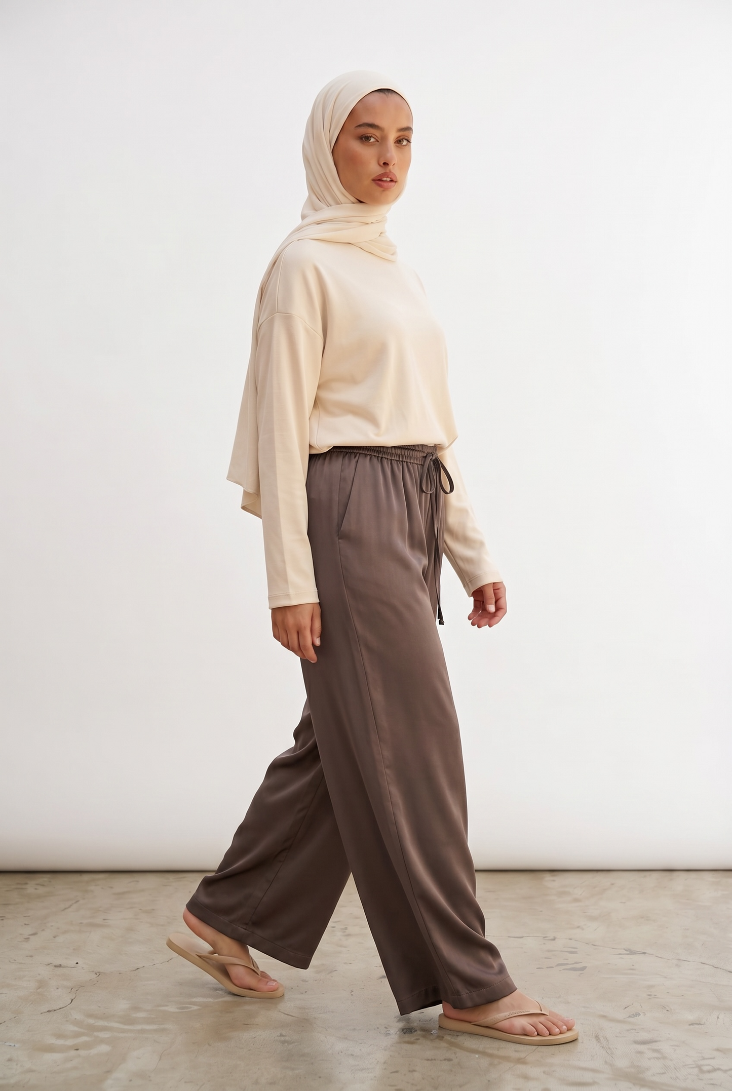 Le pantalon satinée taupe
