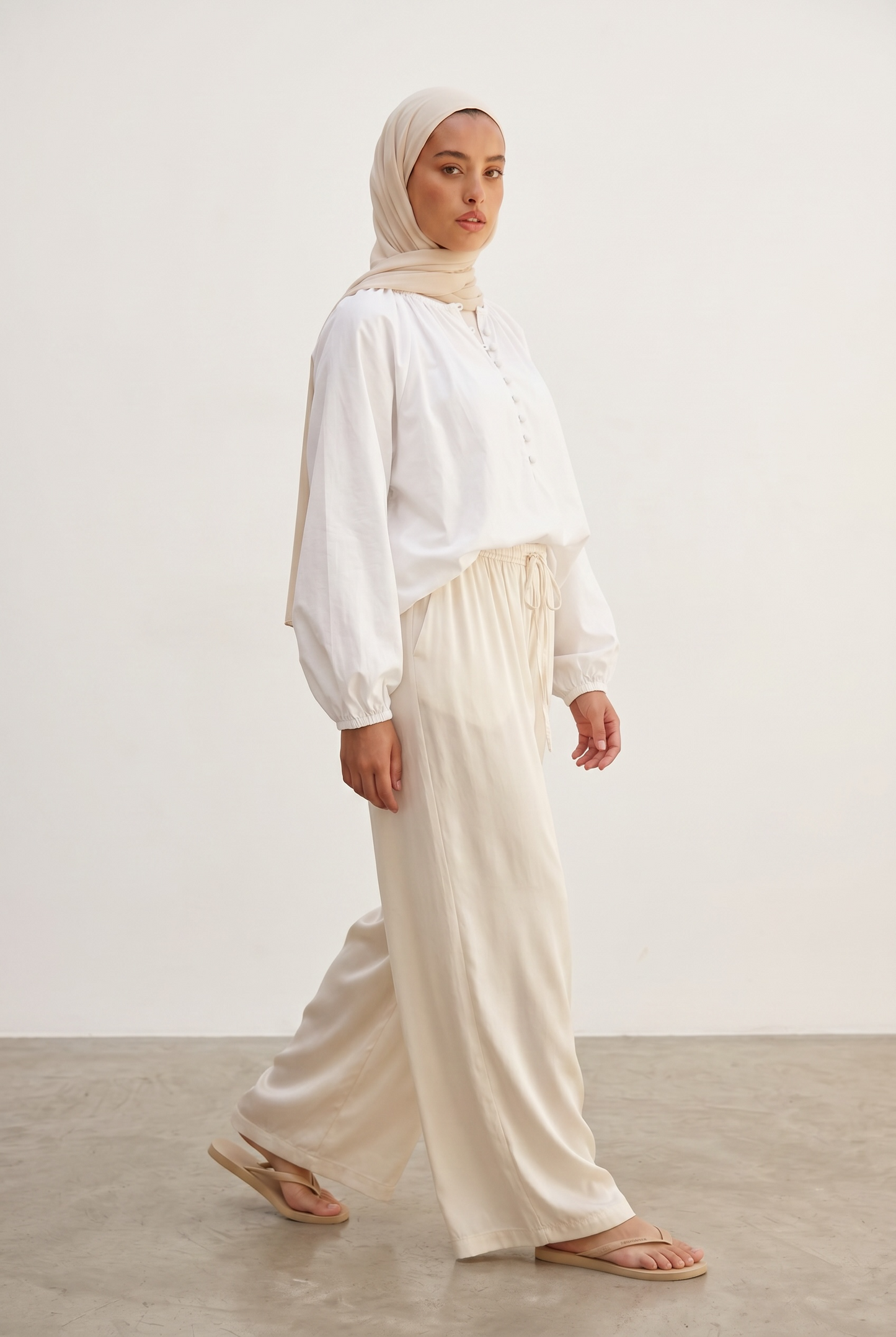 Le pantalon satinée écrue