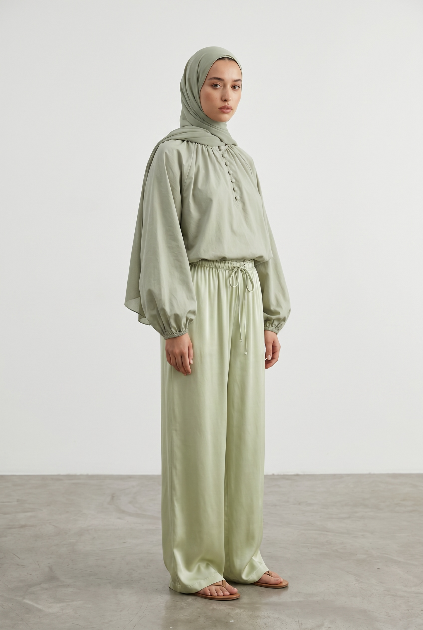 Le pantalon satinée vert