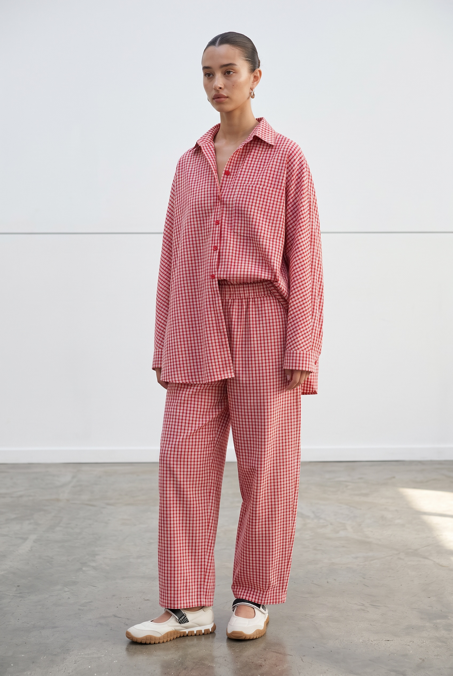 La chemise basique à carreaux rouge