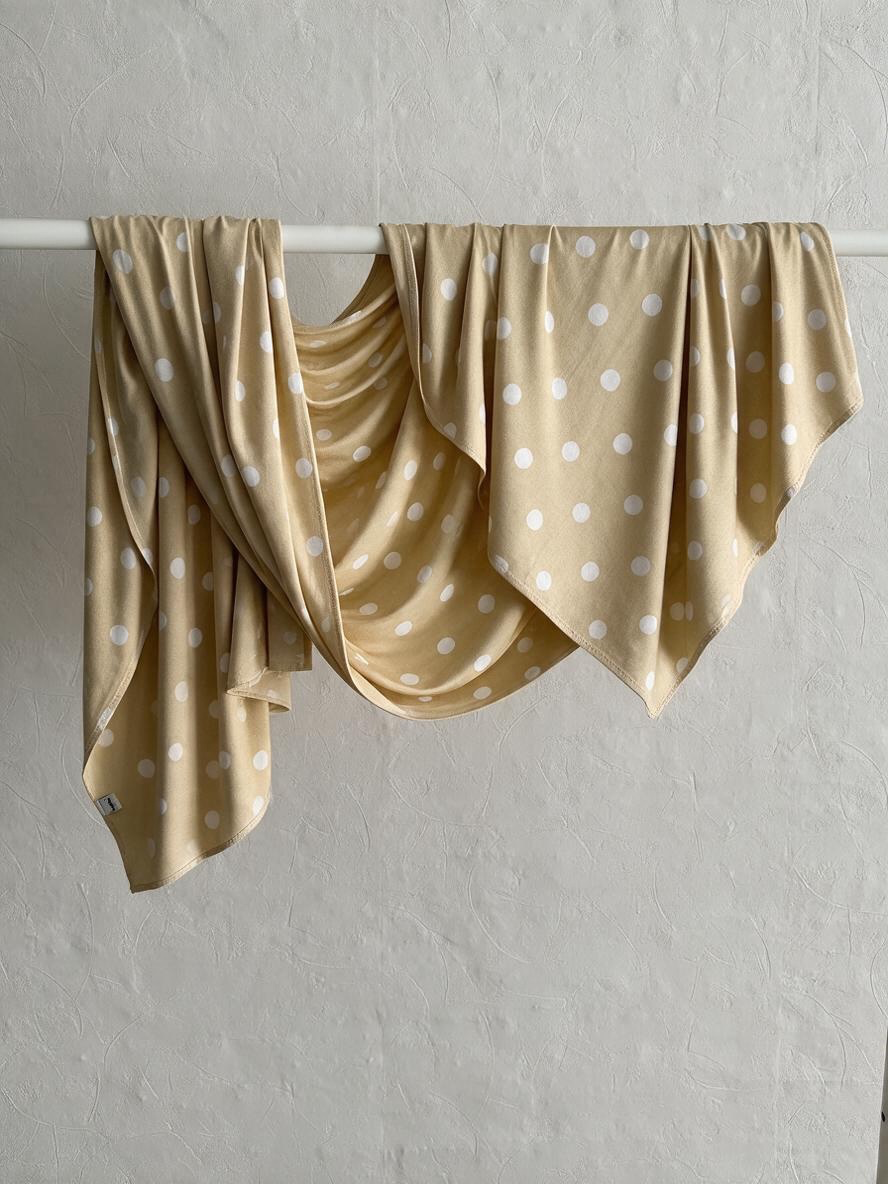 Le jersey liquide à pois beige