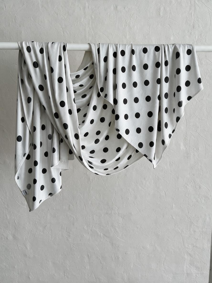 Le jersey liquide à pois blanc
