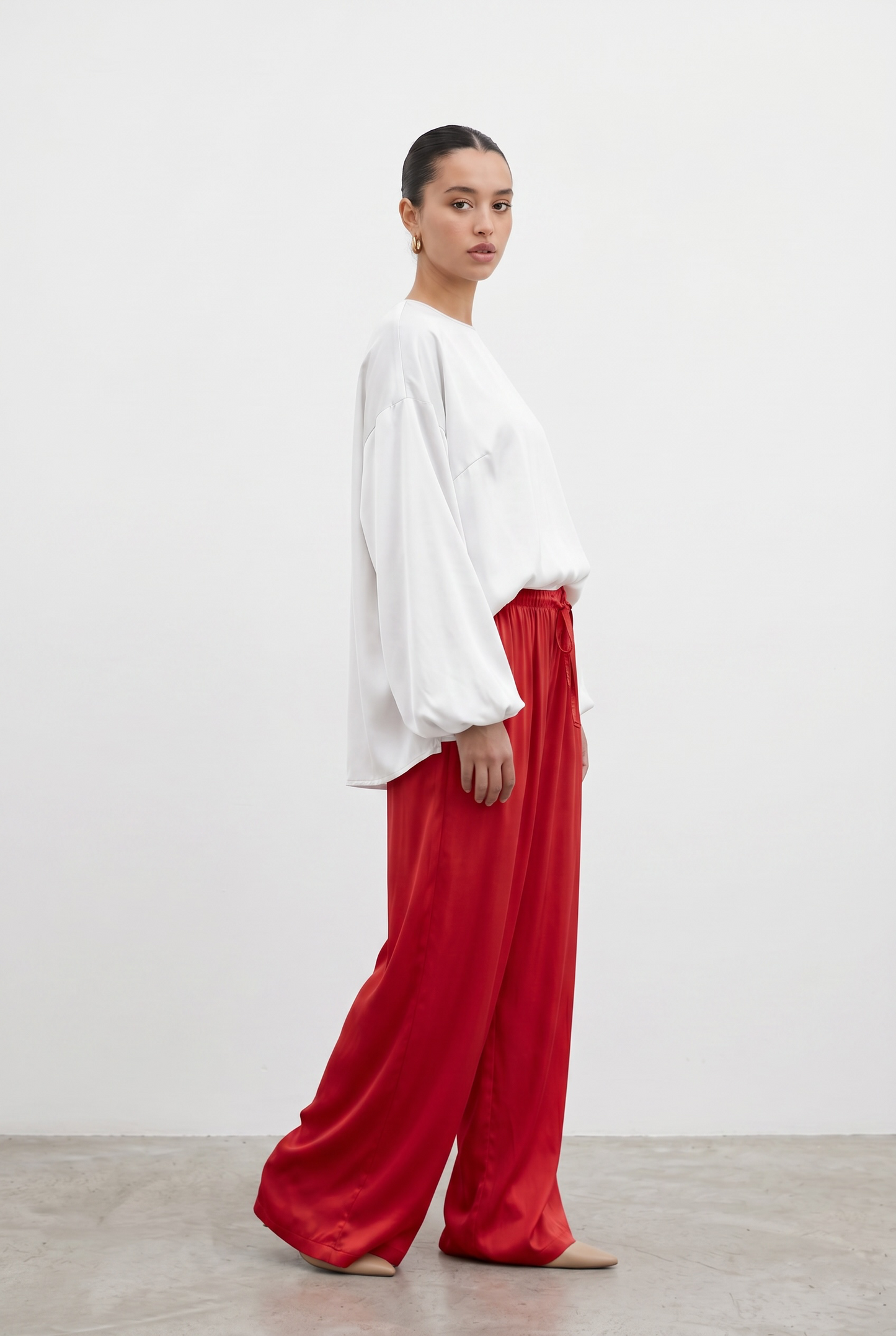 Le pantalon satinée rouge
