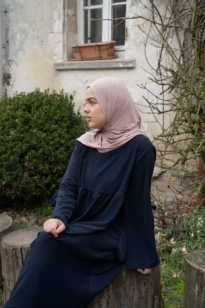 La robe fluide bleu nuit