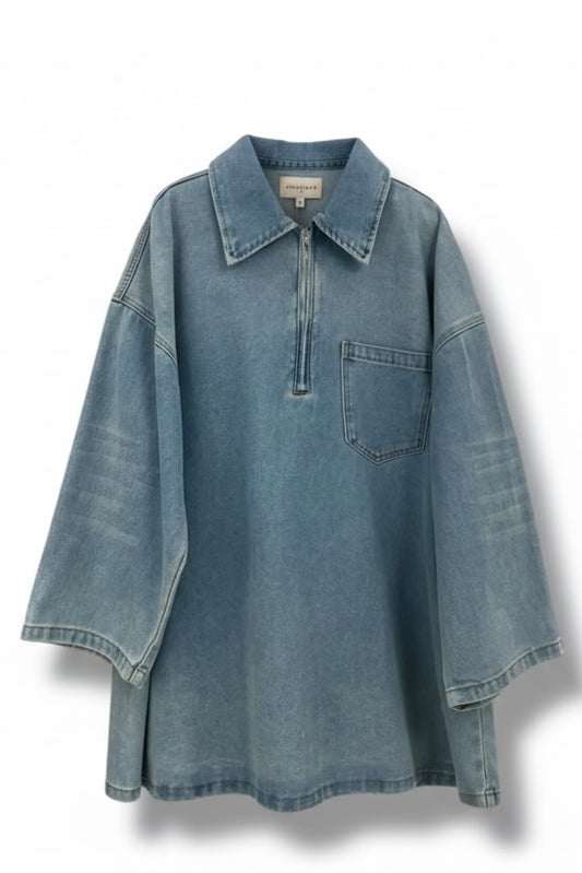 La chemise en jean bleu