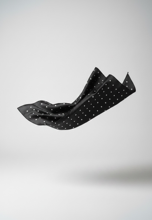 La carré à pois noir