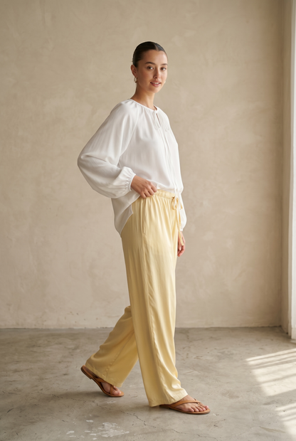 La pantalon satinée jaune