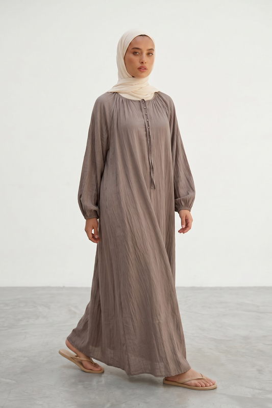 La robe bouton taupe