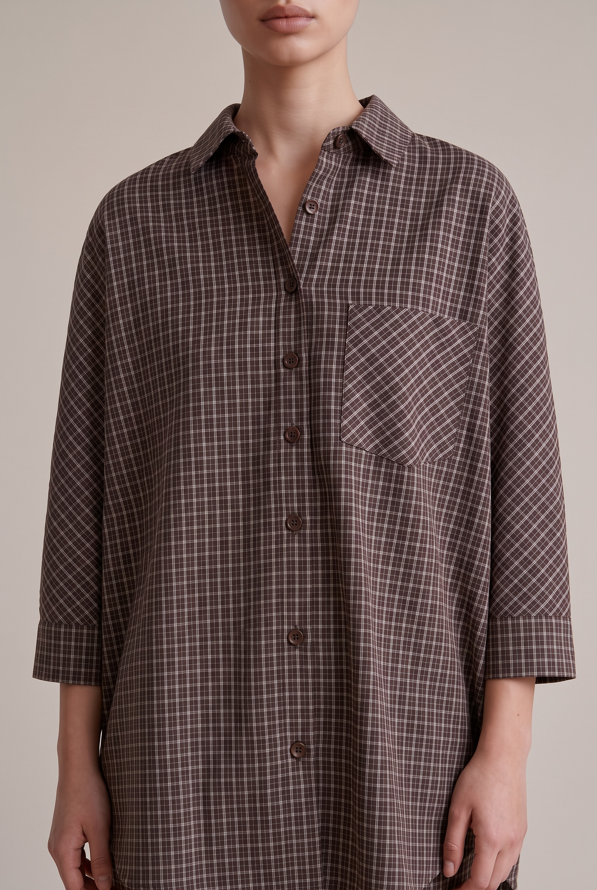 La chemise basique à carreaux chocolat