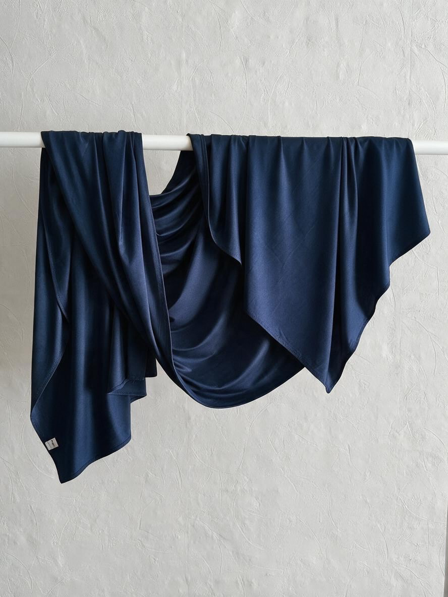 Le jersey liquide bleu marine