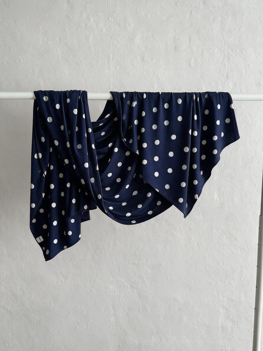 Le jersey liquide à pois marine