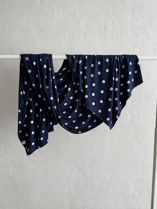 Le jersey liquide à pois marine